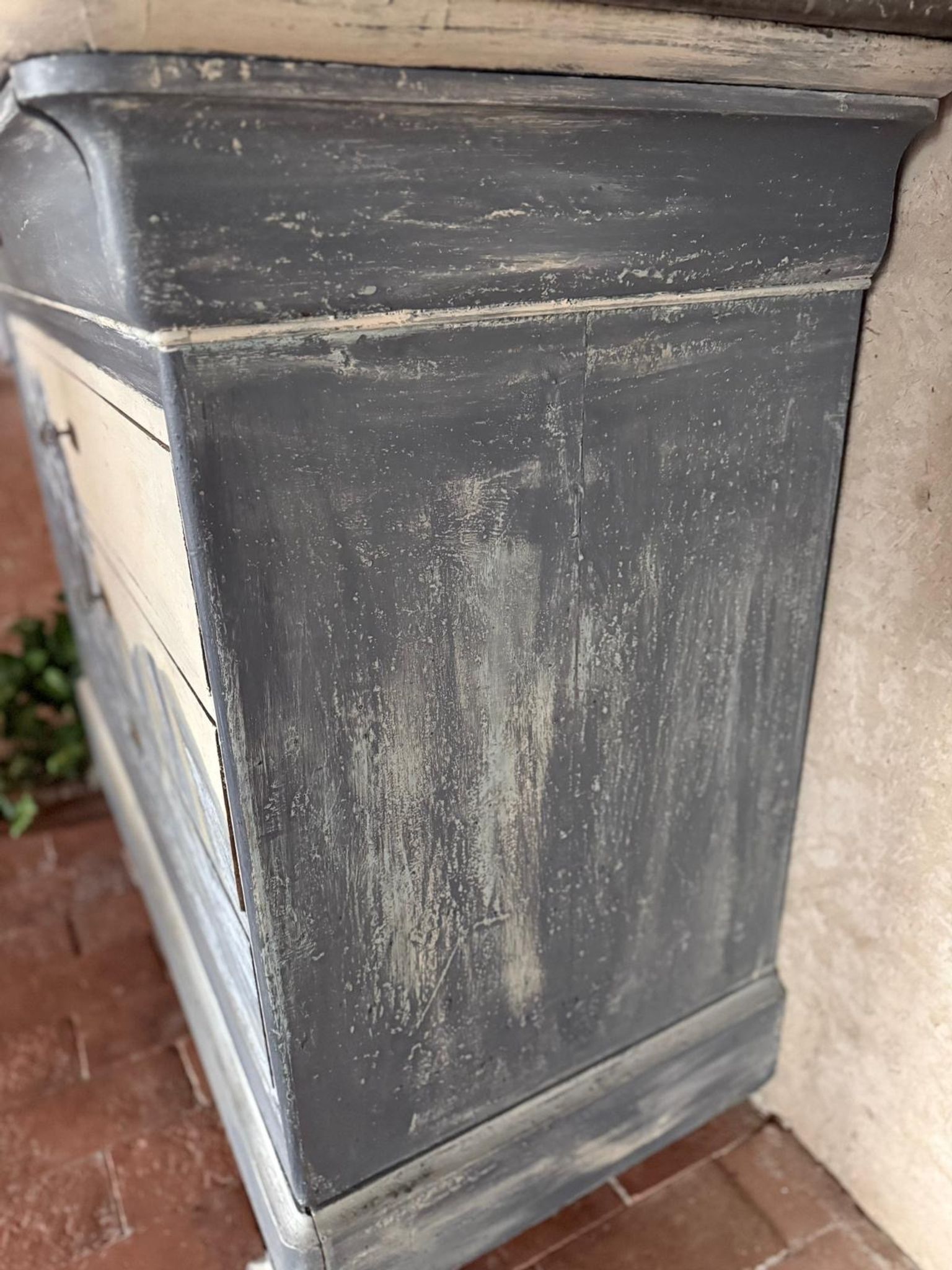 Commode Louis Philippe datant du 19e siècle avec marbre, peinture et patine
