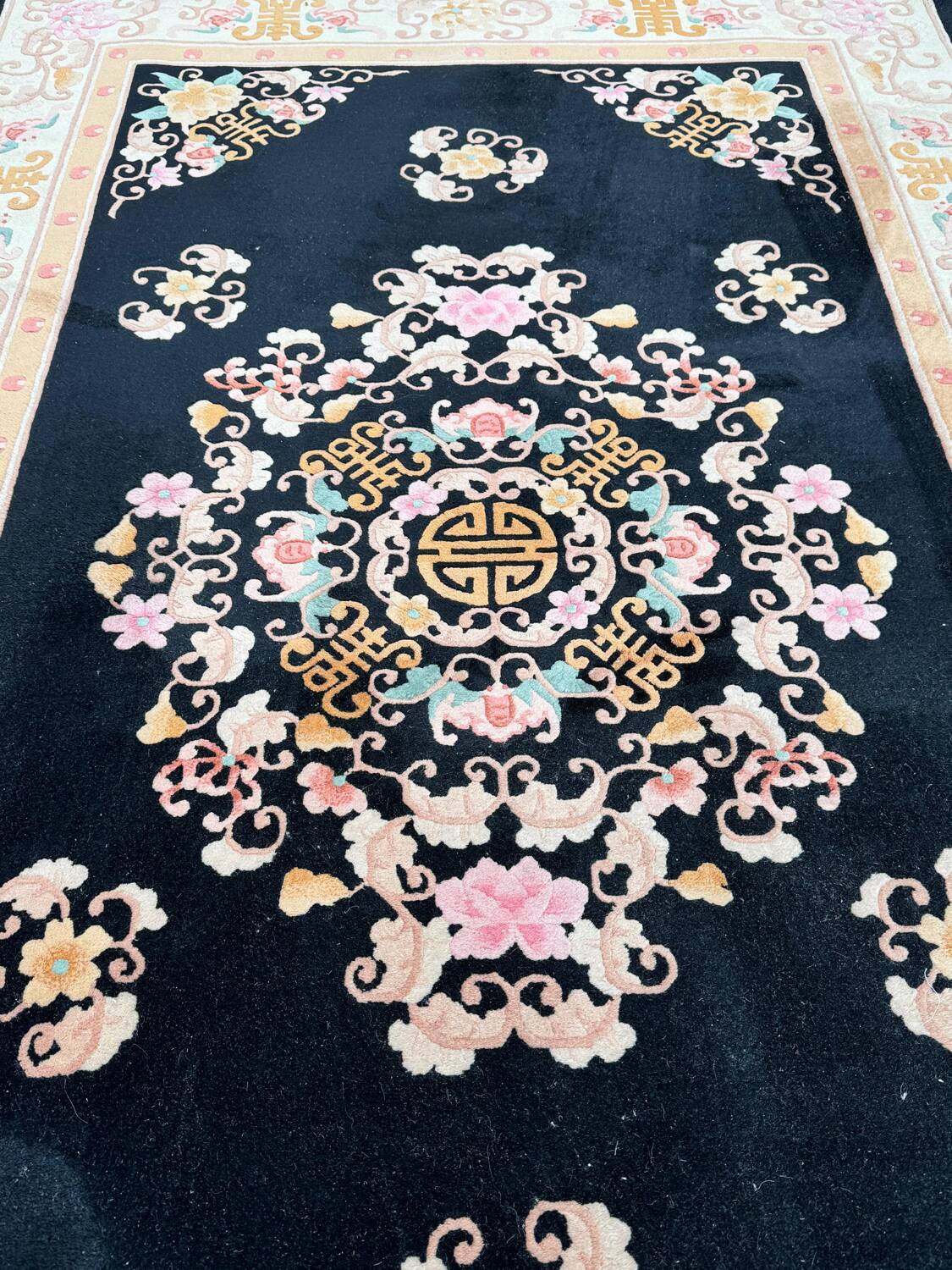 Superb vintage Chinese rug in black wool. Beijing, circa 1950