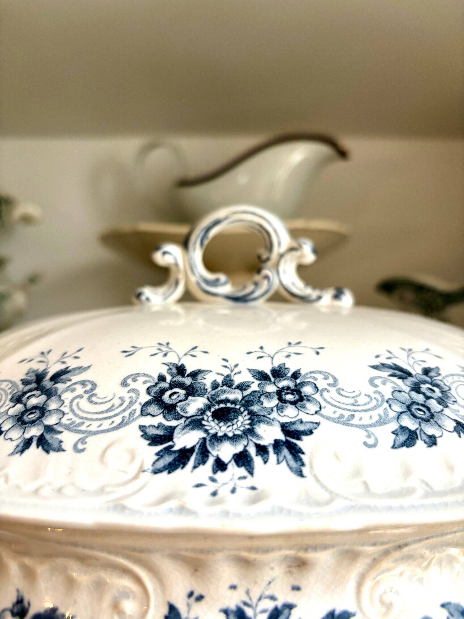 Sarreguemines tureen in iron clay, “Aida” service