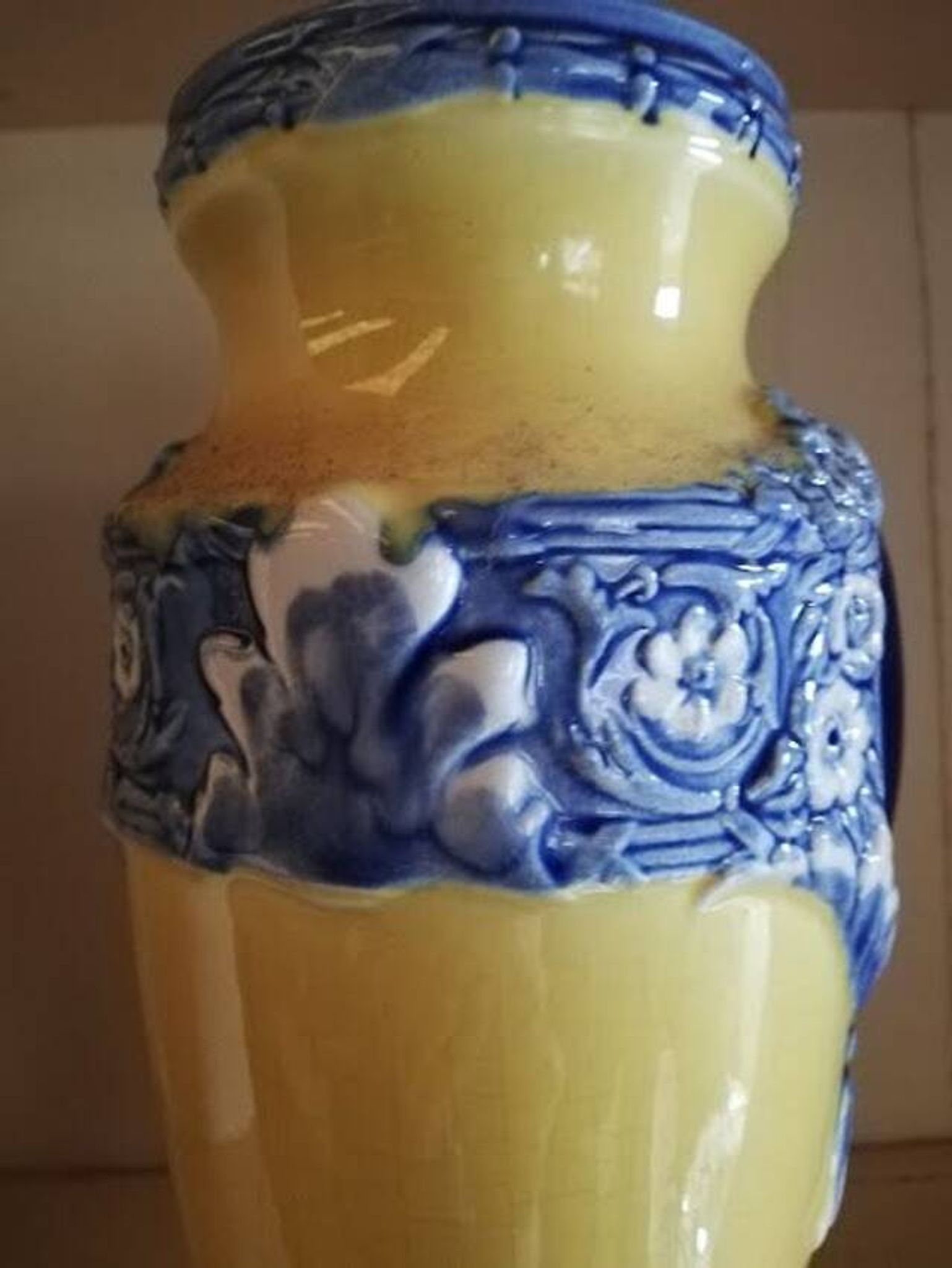 Paire de vases en barbotine