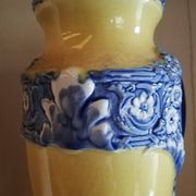 Paire de vases en barbotine