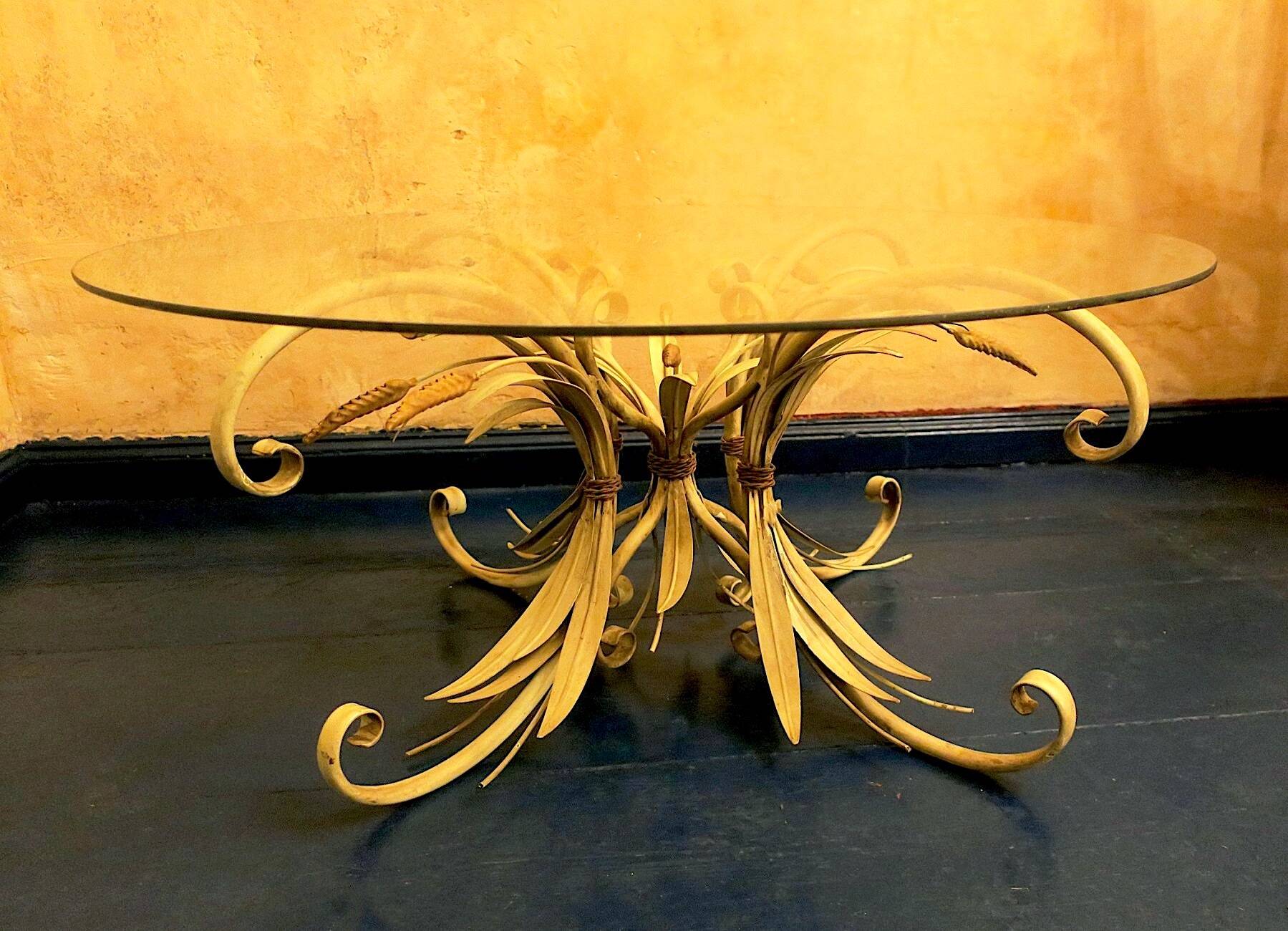 Table basse circulaire en tôle peinte et verre de Hans Kögl, années 1960