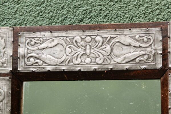 Miroir ancien, étain repoussé