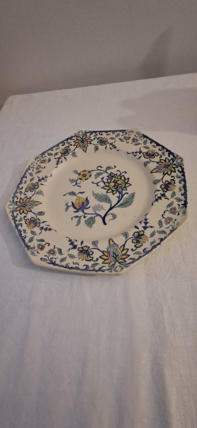 Longchamp octagonal plate, Bagdad model. Late 19th, early 20th century.