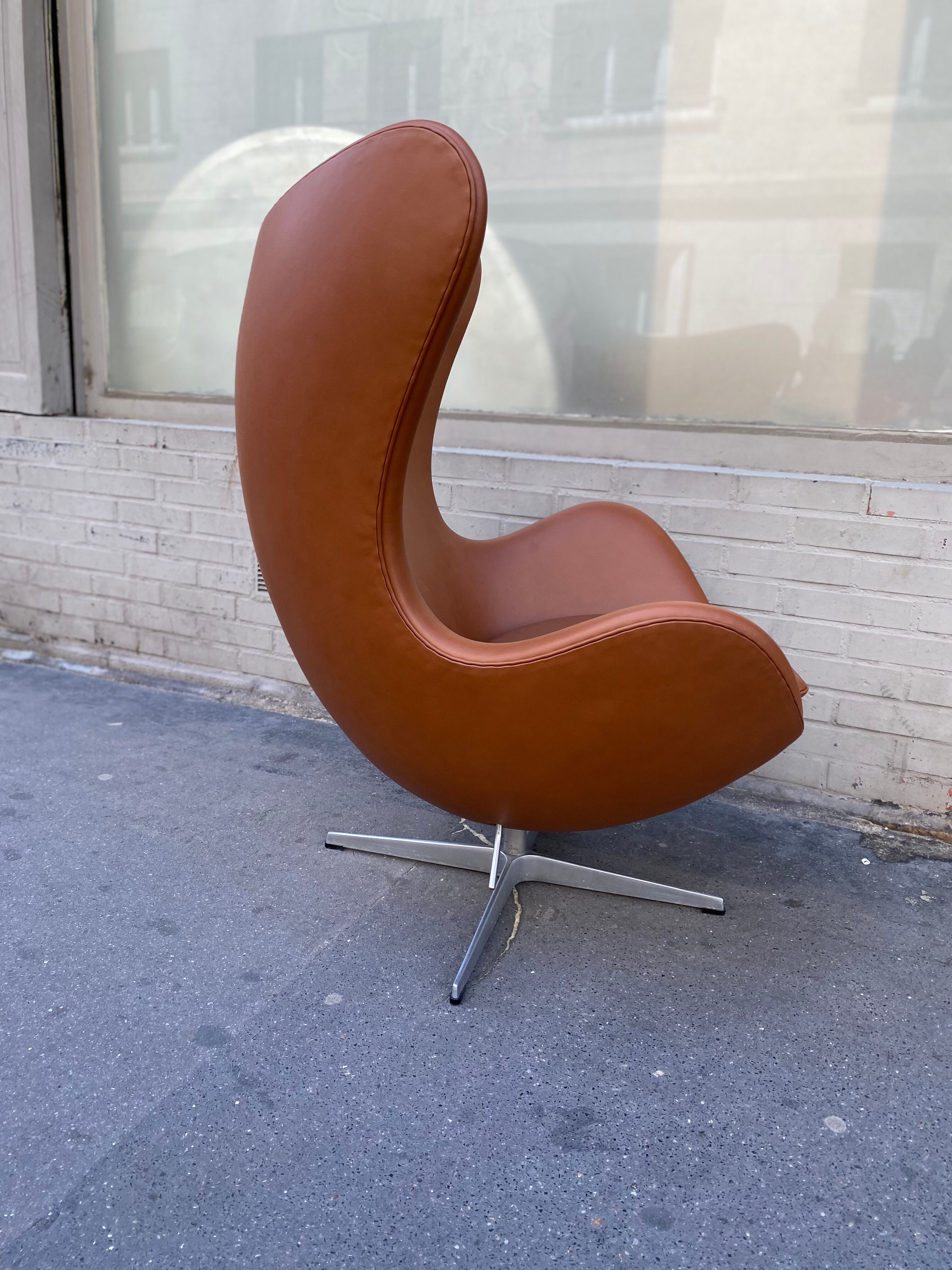 EGG Chair design Arne Jacobsen edition Fritz Hansen brown leather