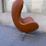 EGG Chair design Arne Jacobsen édition Fritz Hansen cuir brun
