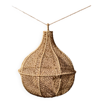 Natural pendant light in woven raffia