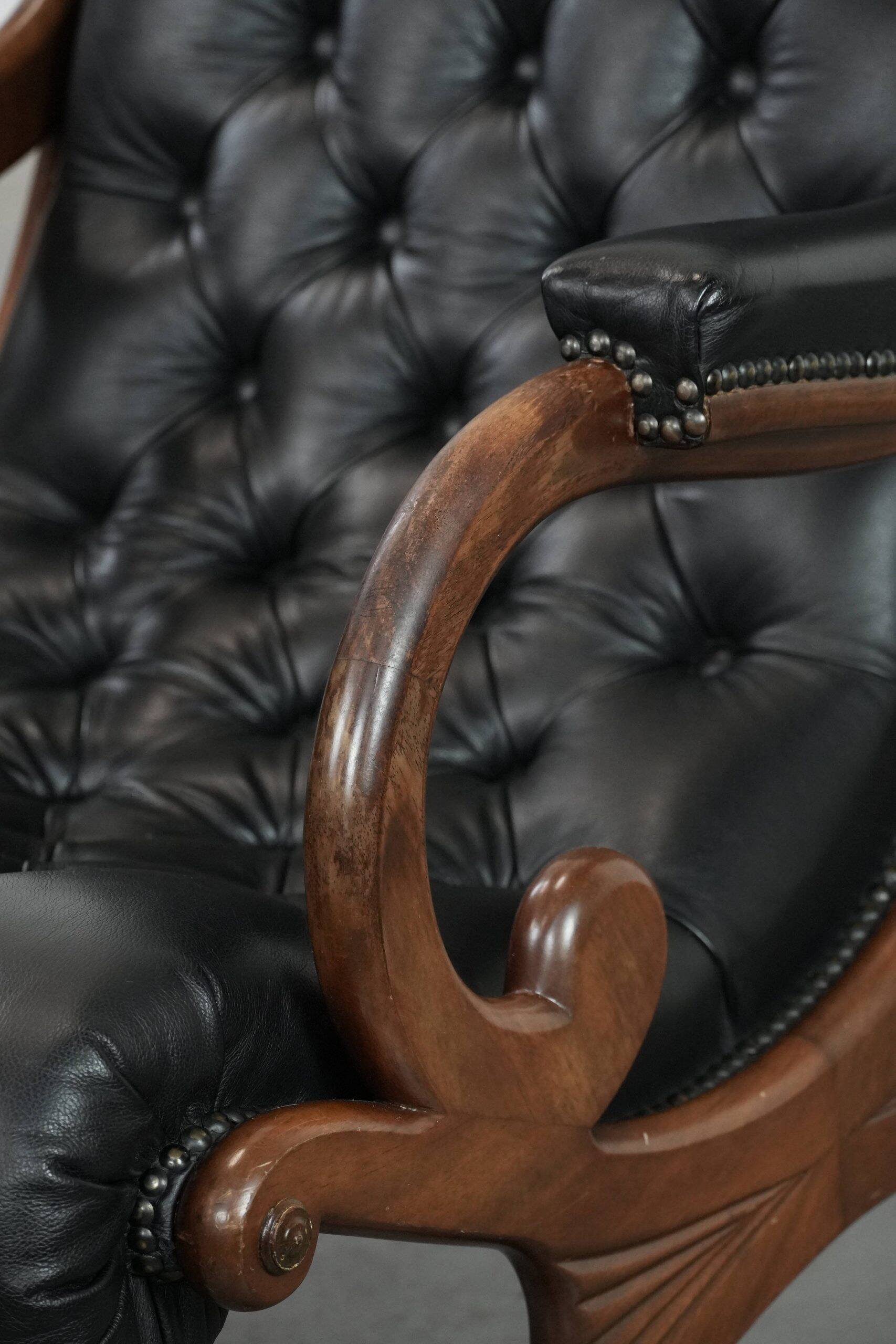 Fauteuil chesterfield en cuir de vachette noir classique et confortable