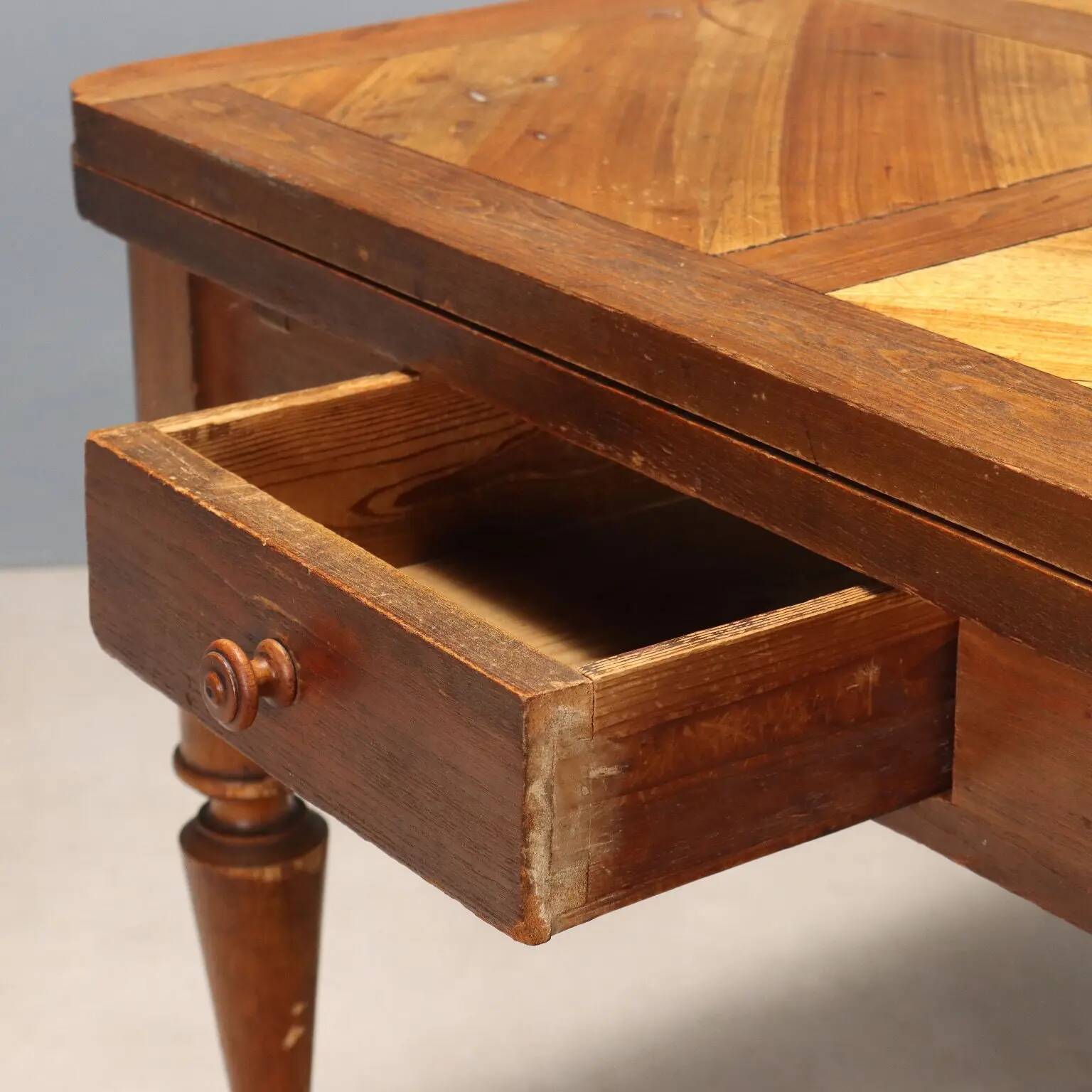 Antique extendable table in oak, walnut, and poplar, Europe, 19th century.