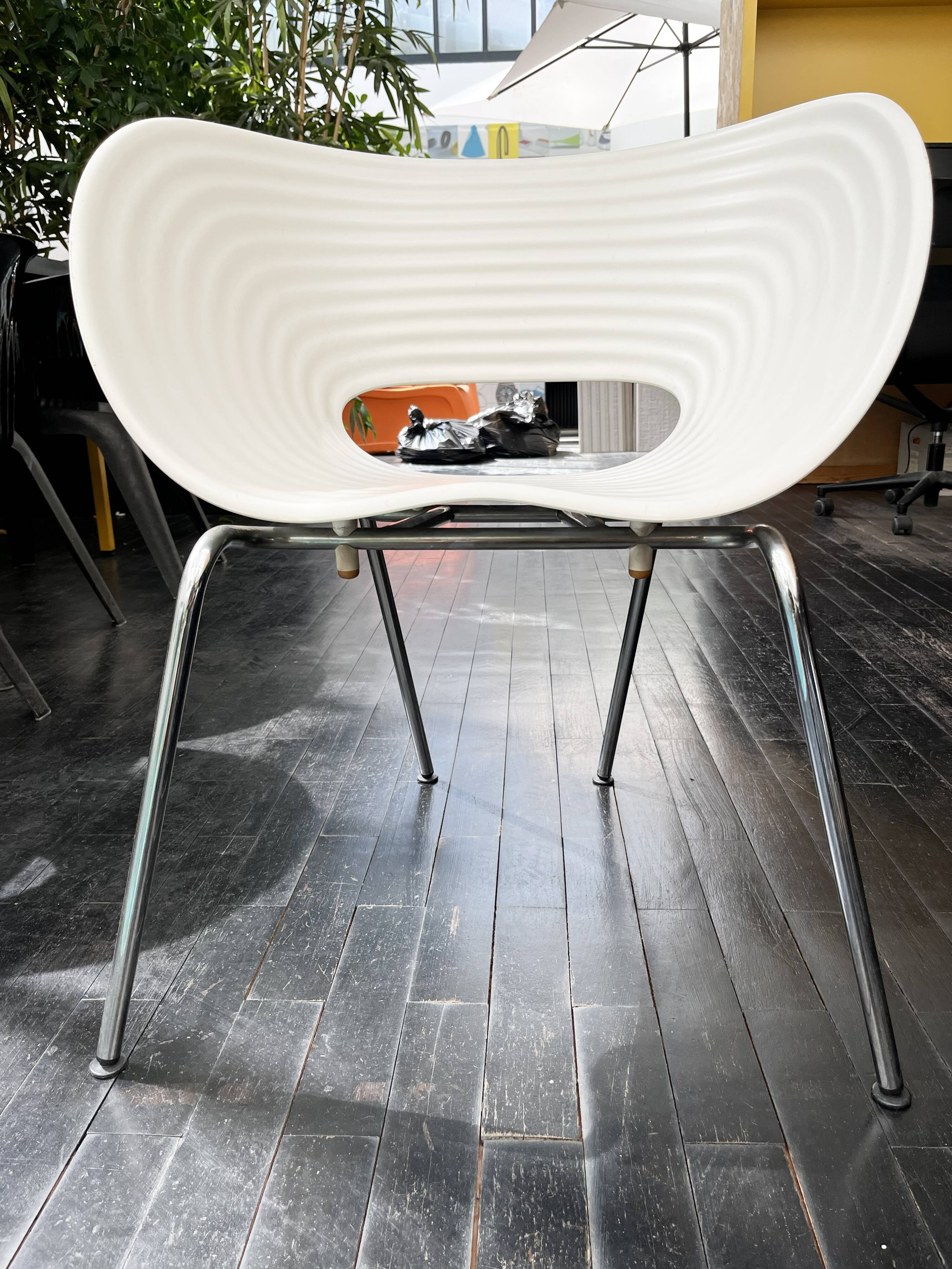 4 Tom Vac chairs designed by Ron Arad with a white round table of 110cm.
