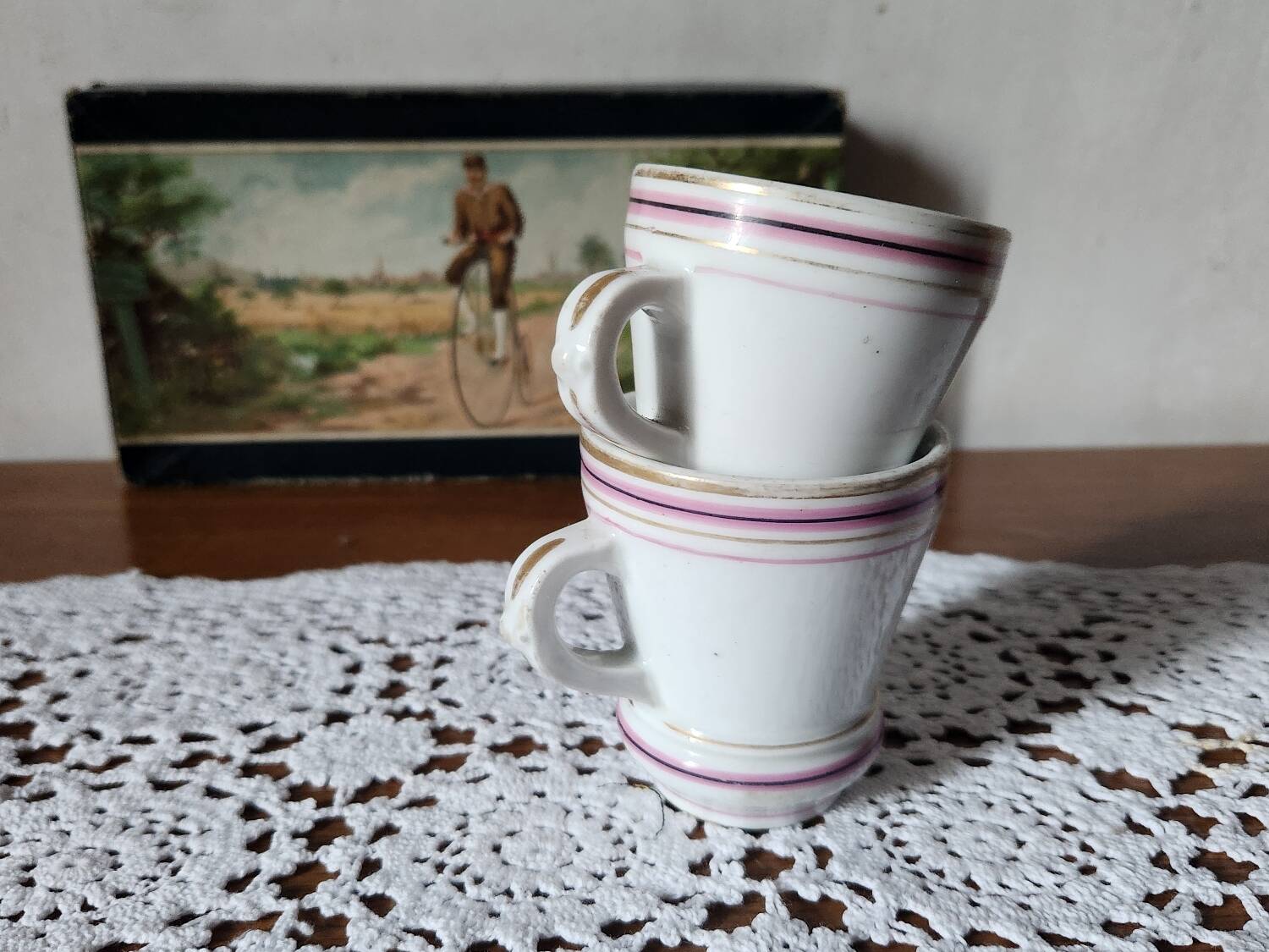 2 tasses à café Brulot de barware lourd taille demi-tasse de la fin des années 1800. Ustensiles blancs expresso Kitchenalia. Bistrot français rustique