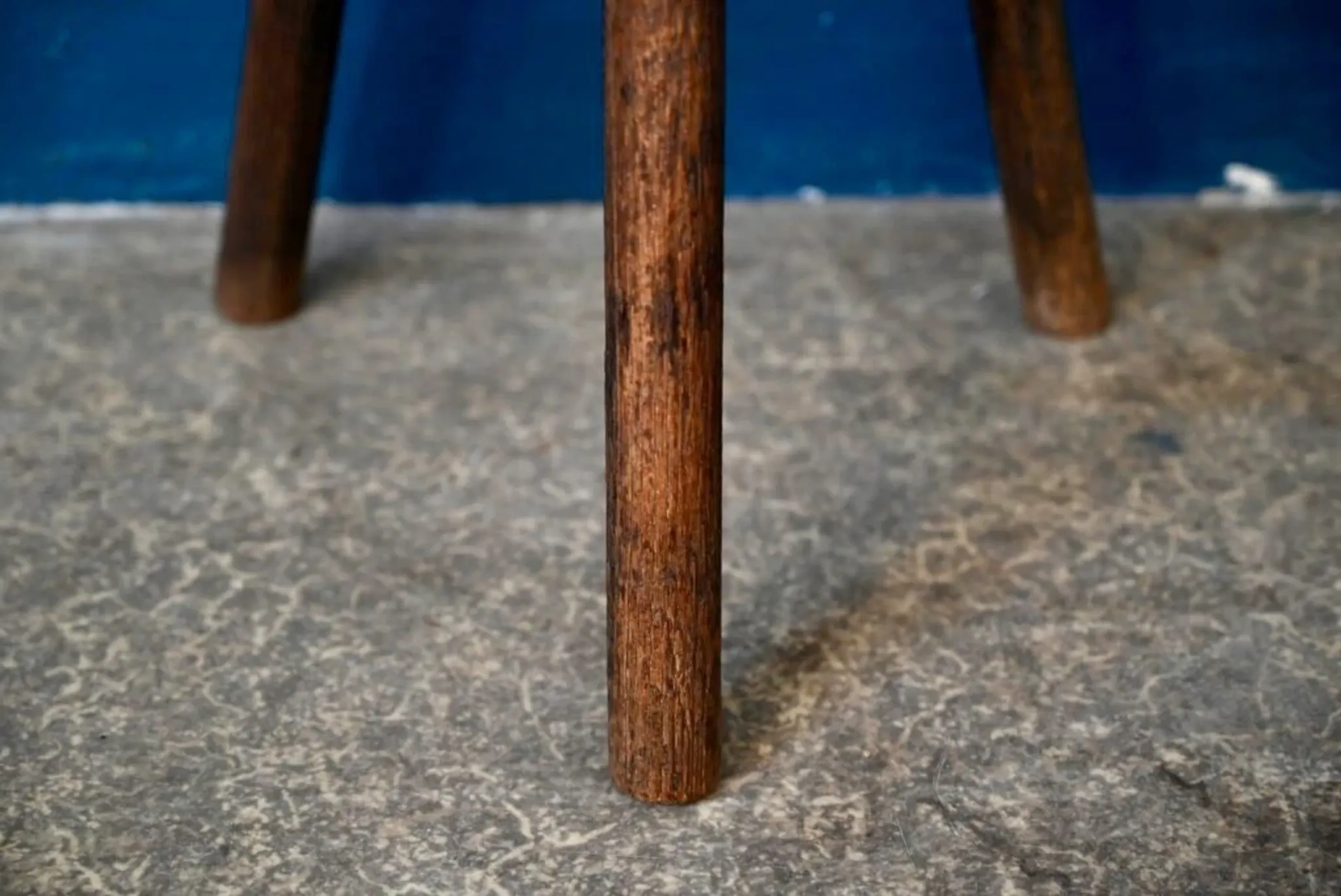 Rustic tripod stool in solid wood, 1950s brutalist style.