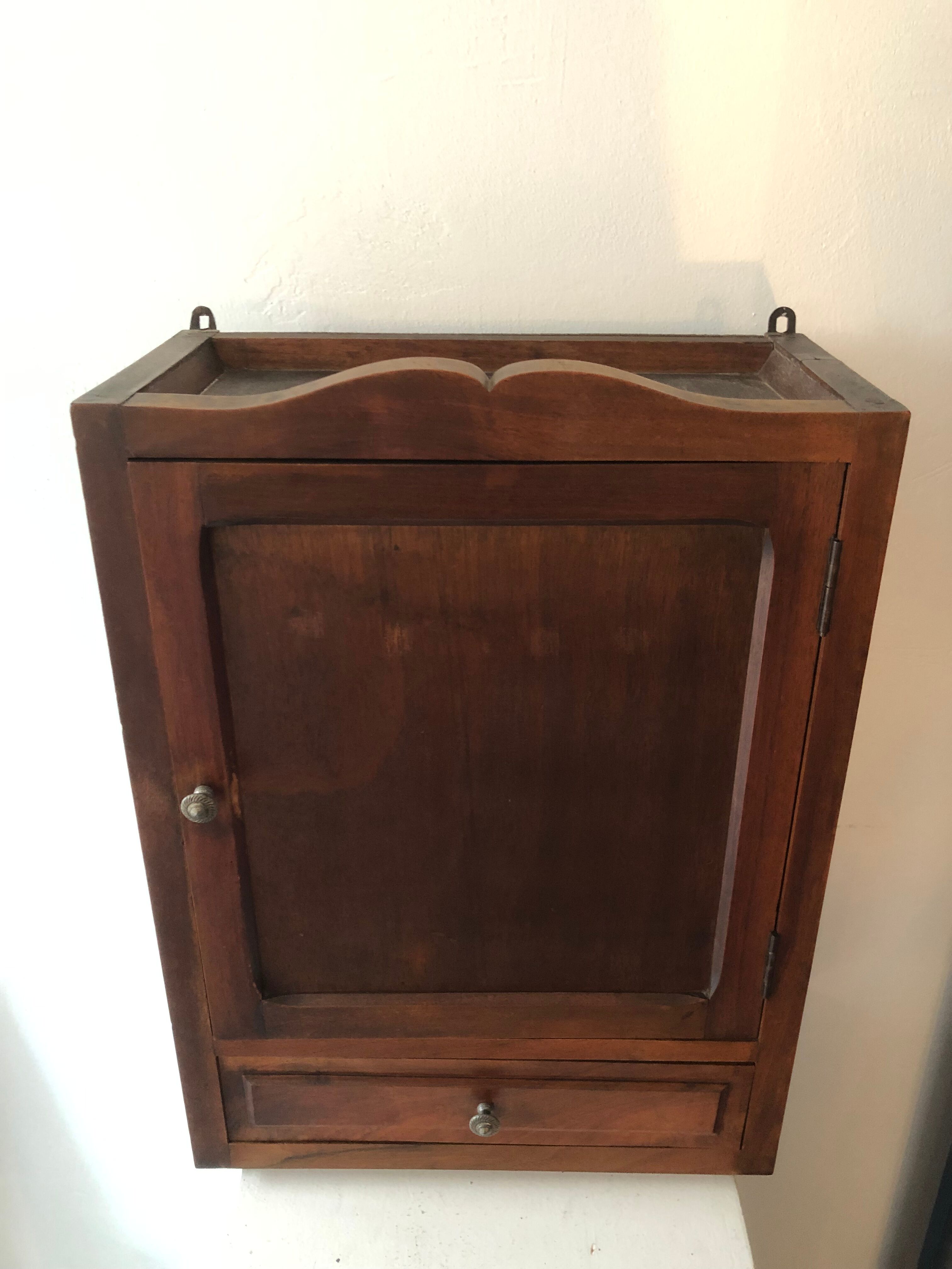 Armoire à pharmacie en bois vintage