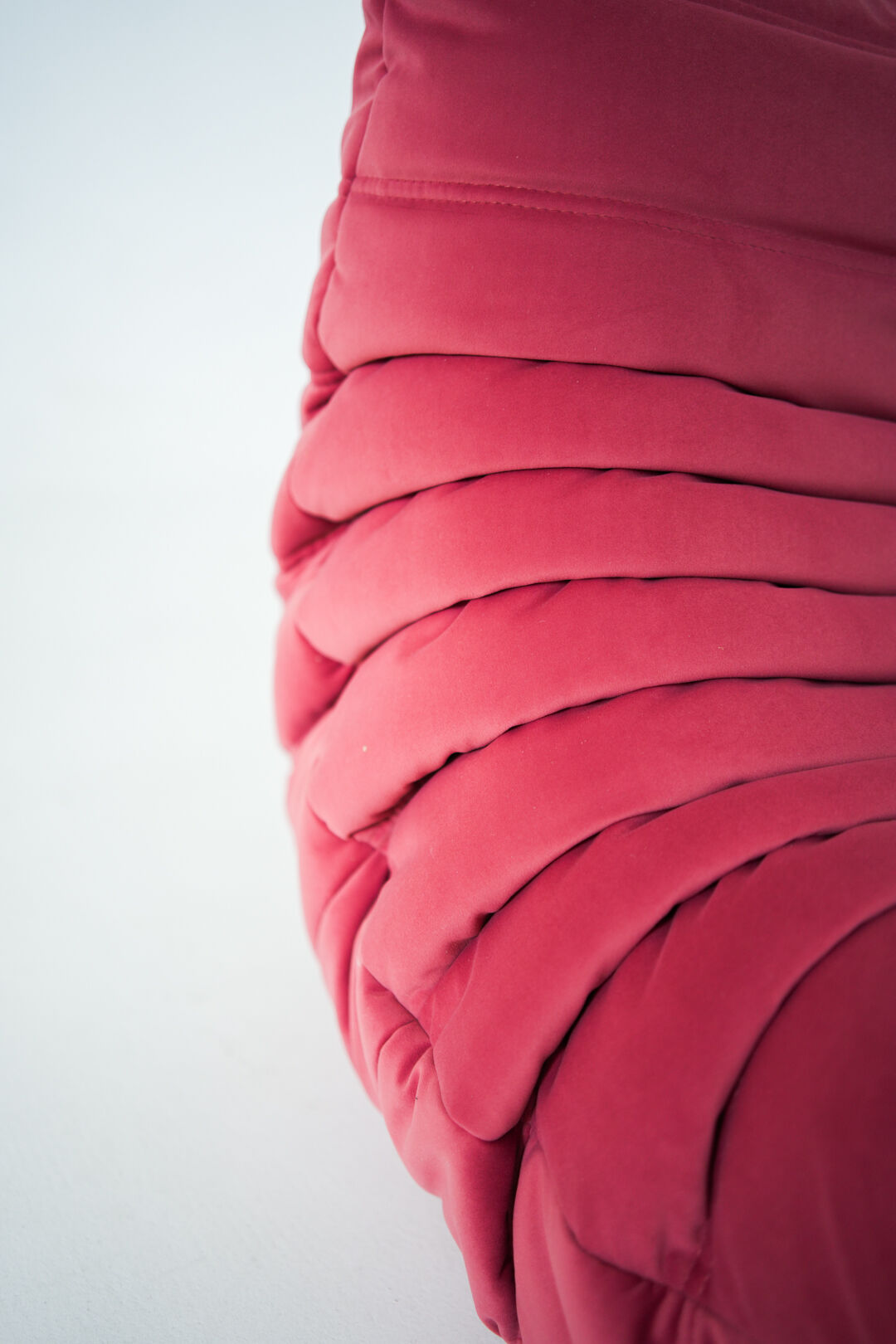 Togo set of chair and pouf in raspberry velvet