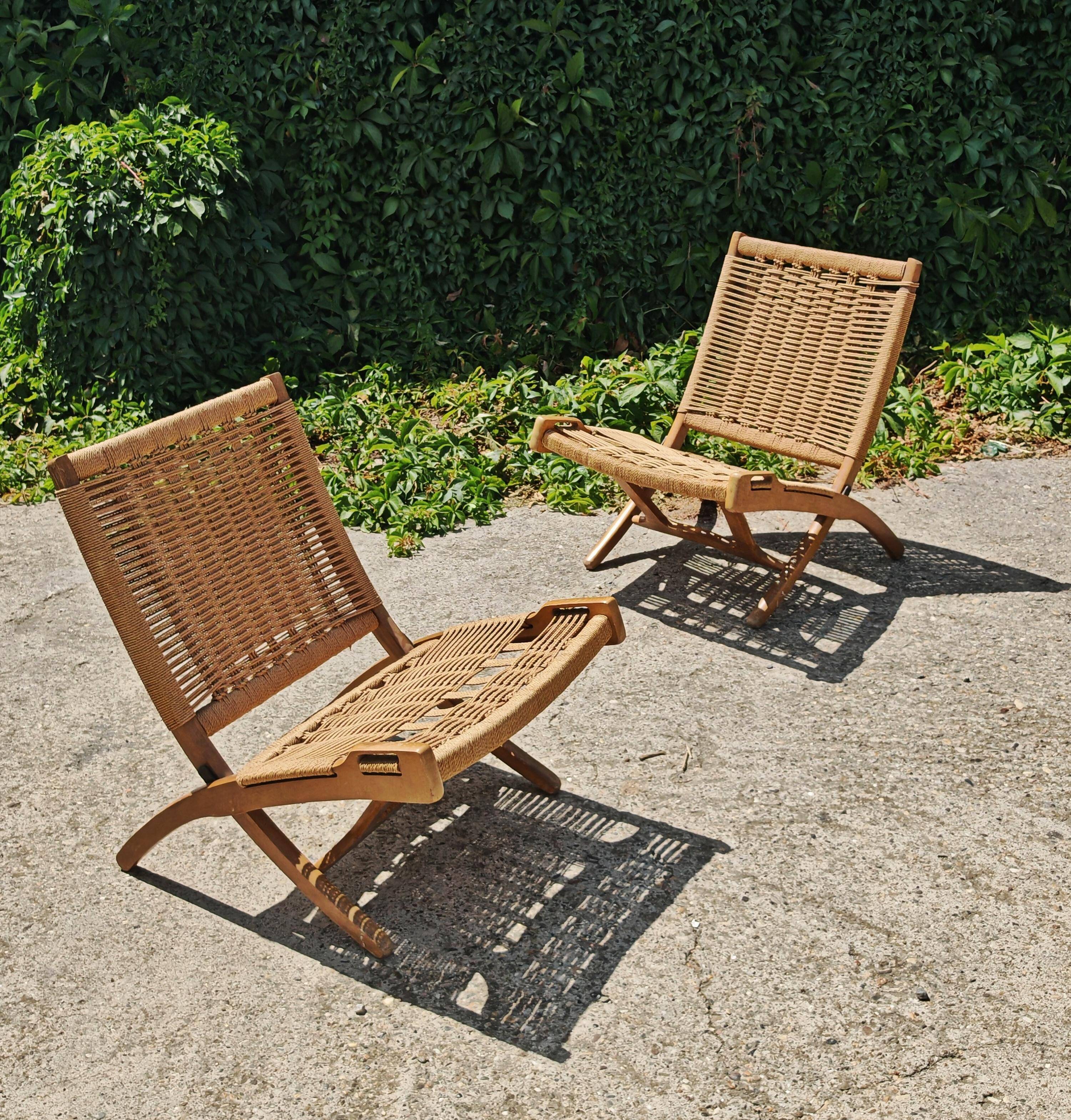 Pair of Mid-Century Modern folding chairs in beech and paper cord by Ebert Wels.