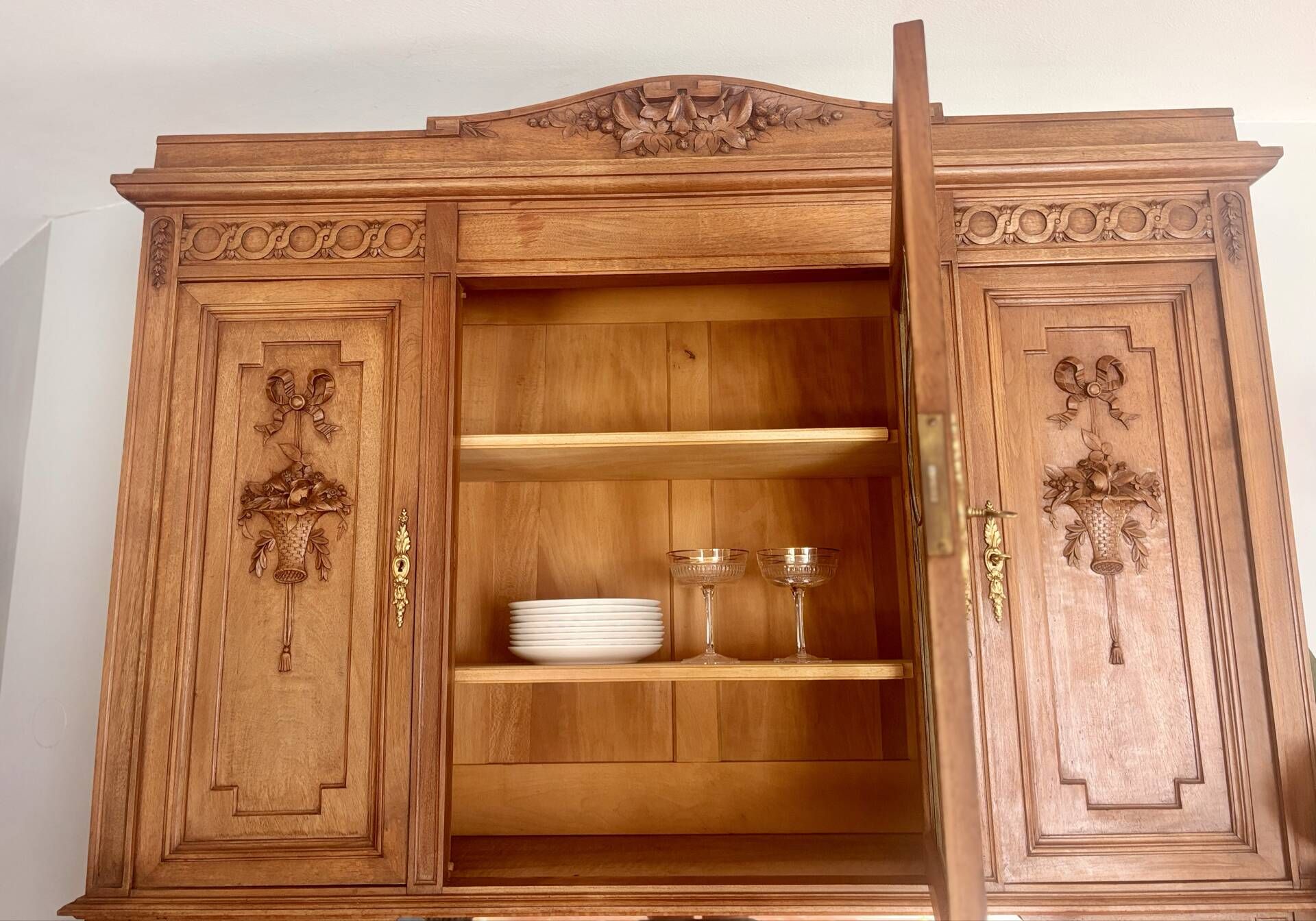 Buffet deux corps en style Louis XVI en chêne sculpté avec miroir – Born
