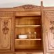 Buffet deux corps en style Louis XVI en chêne sculpté avec miroir – Born