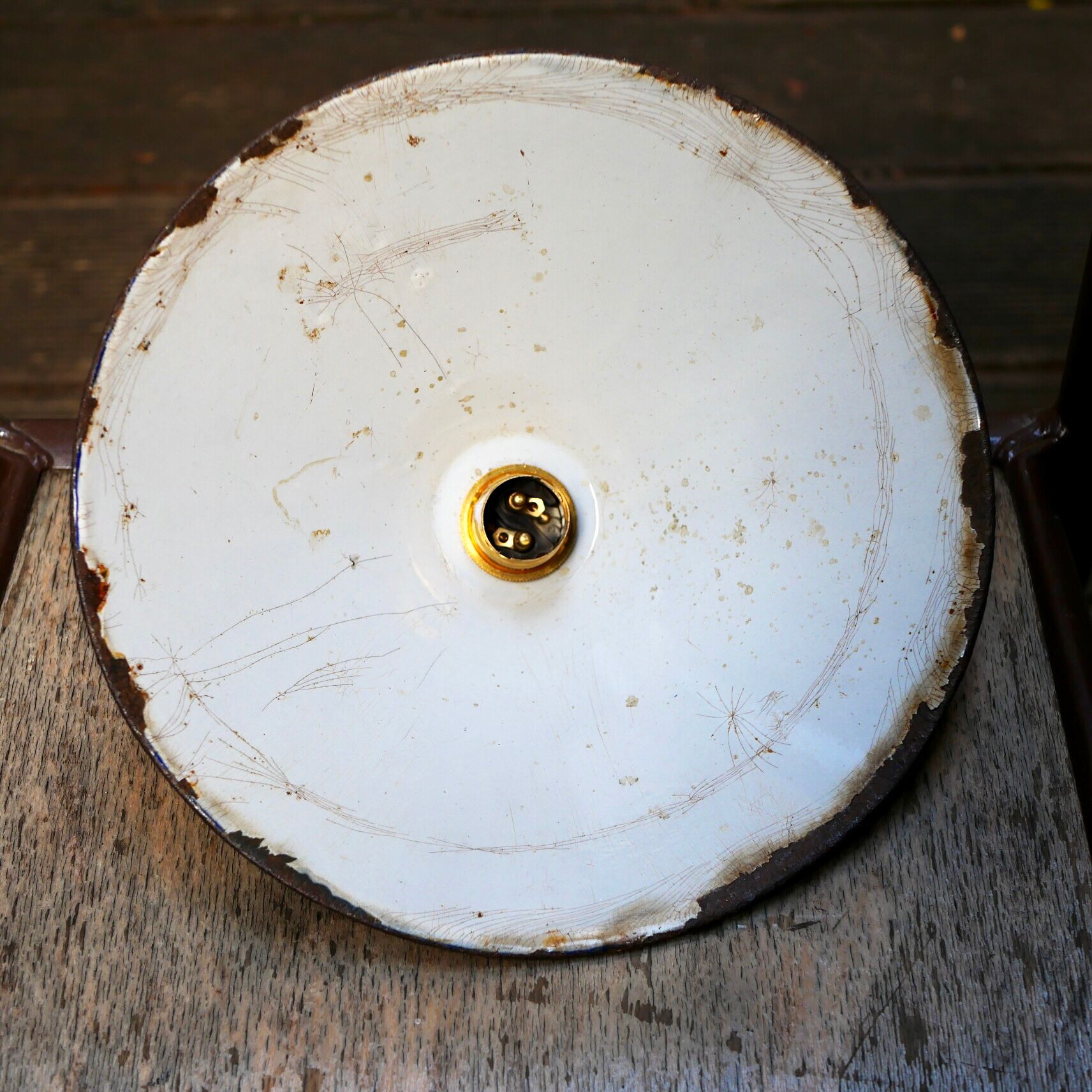 Conical industrial suspension in enamelled sheet metal