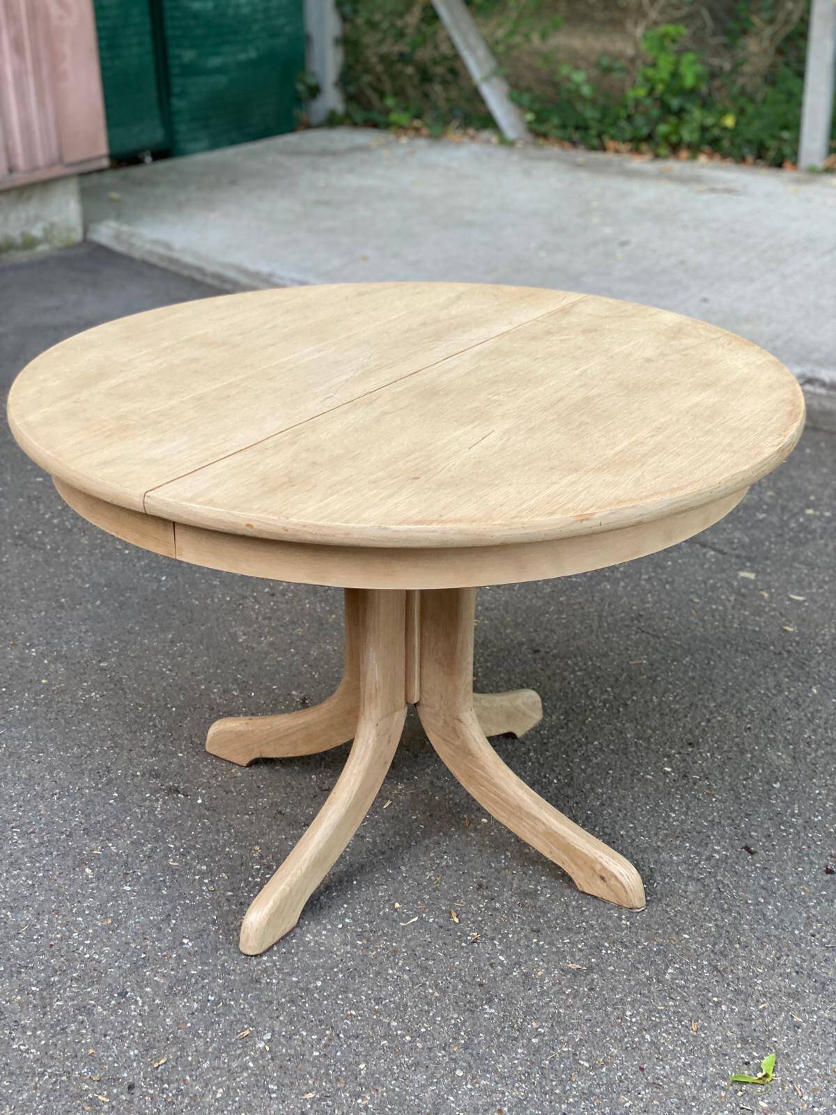 Renovated Scandinavian dining table in solid oak with a central leg from the 1970s.
