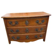 Commode galbée style Louis XV en noyer massif 