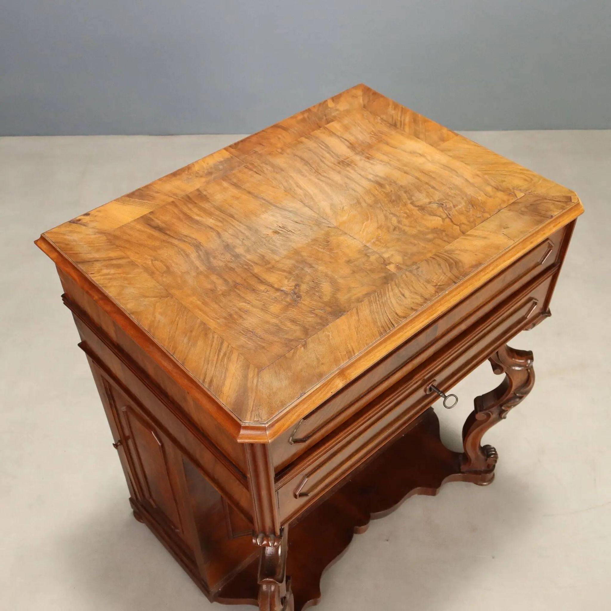 Antique Louis-Philippe hairdresser in walnut and cherry, 19th century.