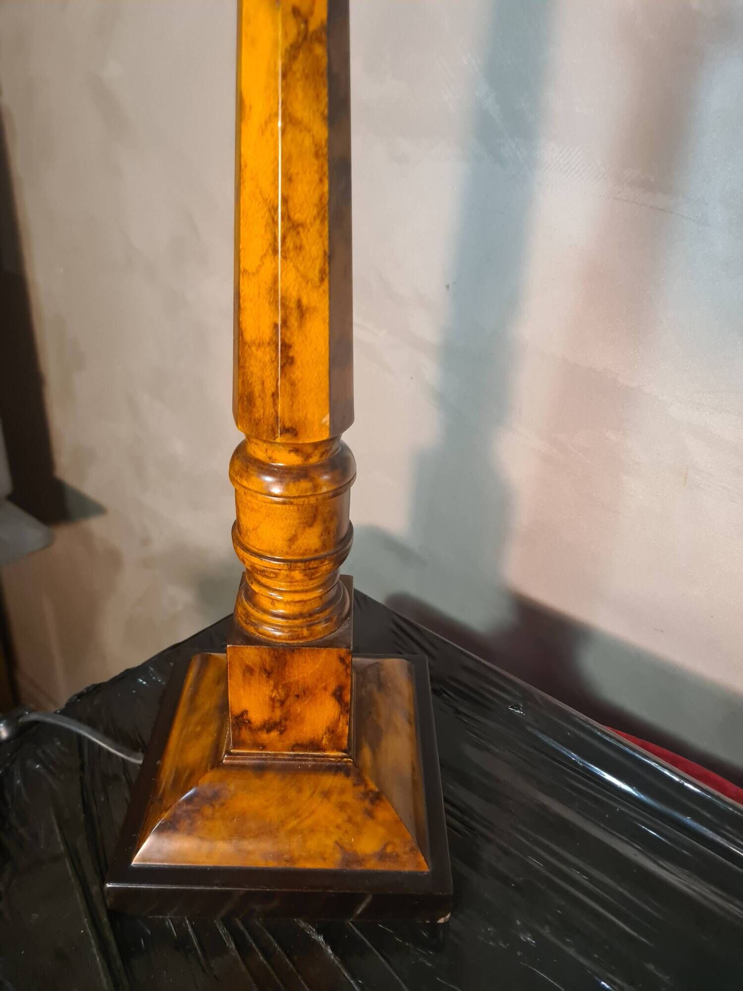 Pair of lamps in Bakelite wood style, 68x30, new lampshade, electrical working, very elegant.