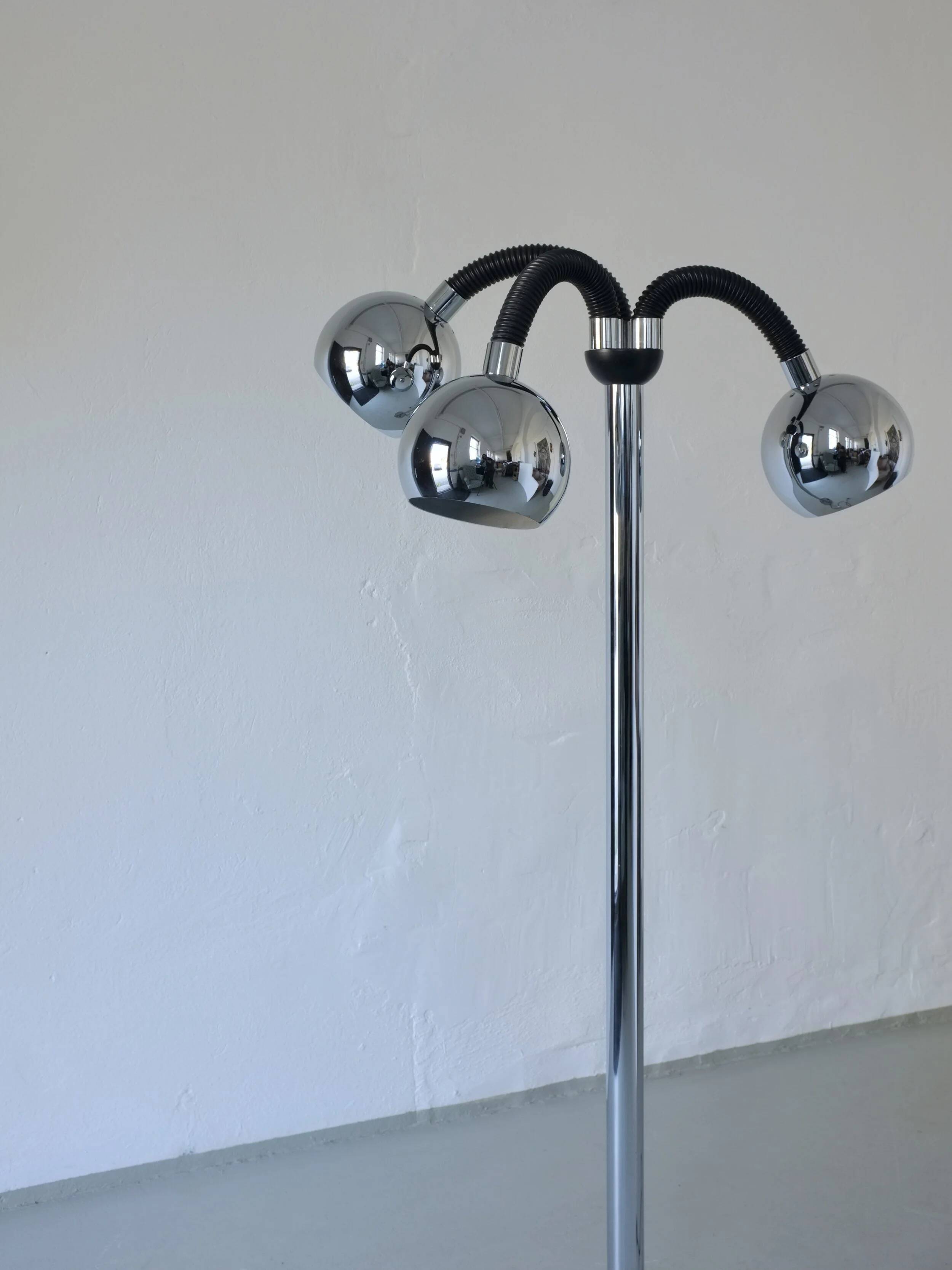Lampadaire chromé à 3 bras, style futuriste | Italie | Années 1970