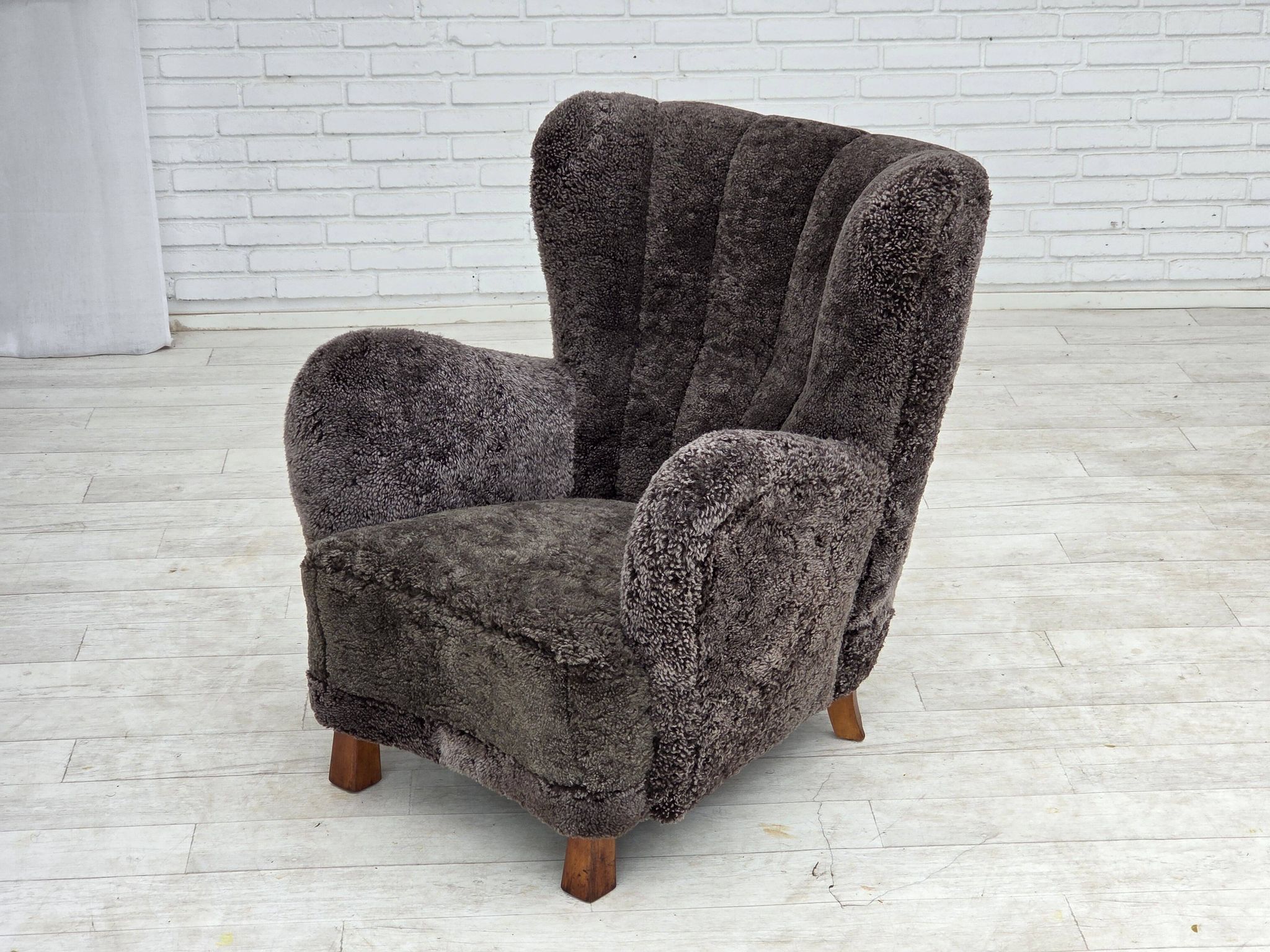 Années 1960, design danois, fauteuil rembourré, véritable peau de mouton.