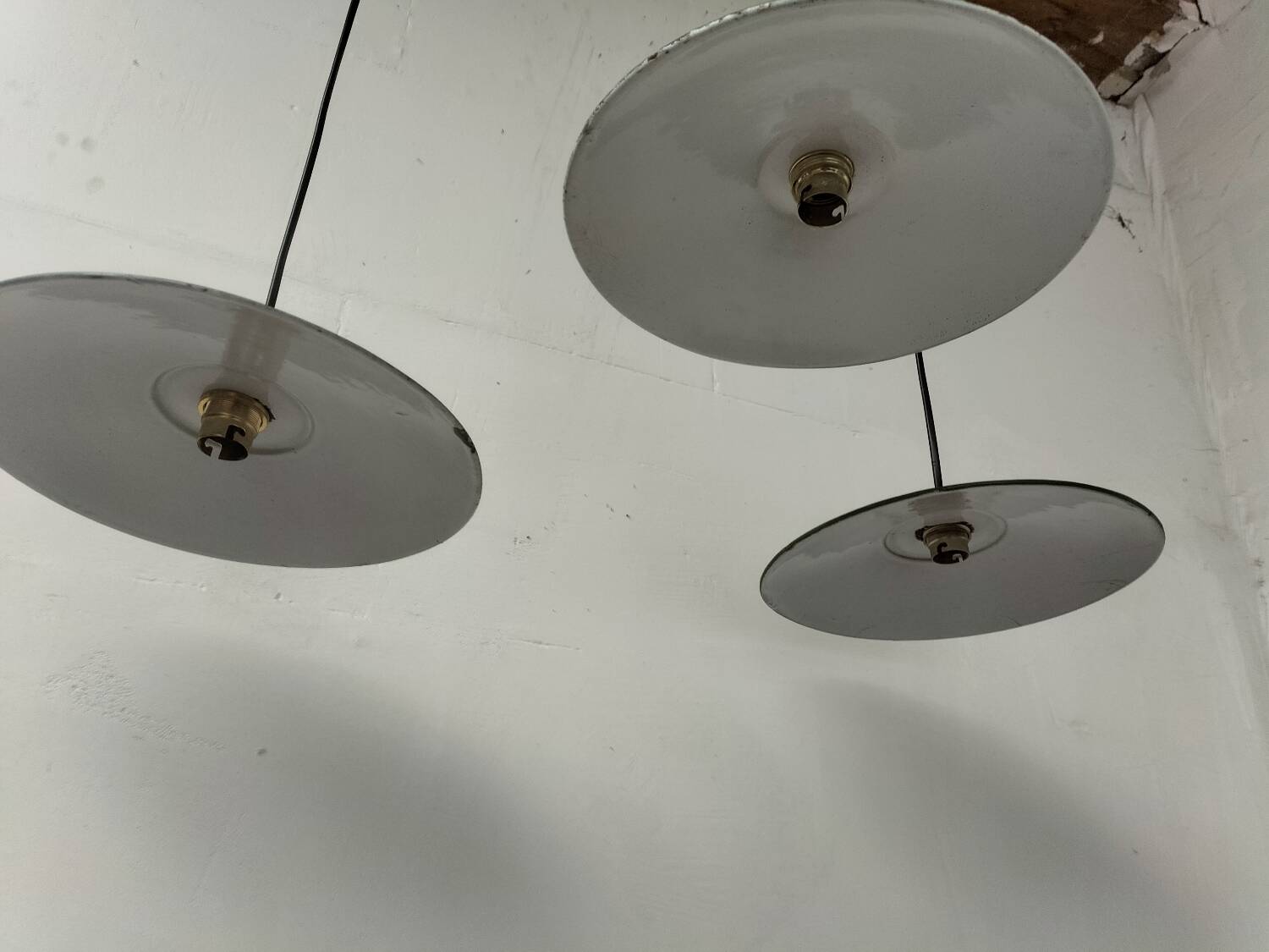 Enamelled sheet metal suspensions