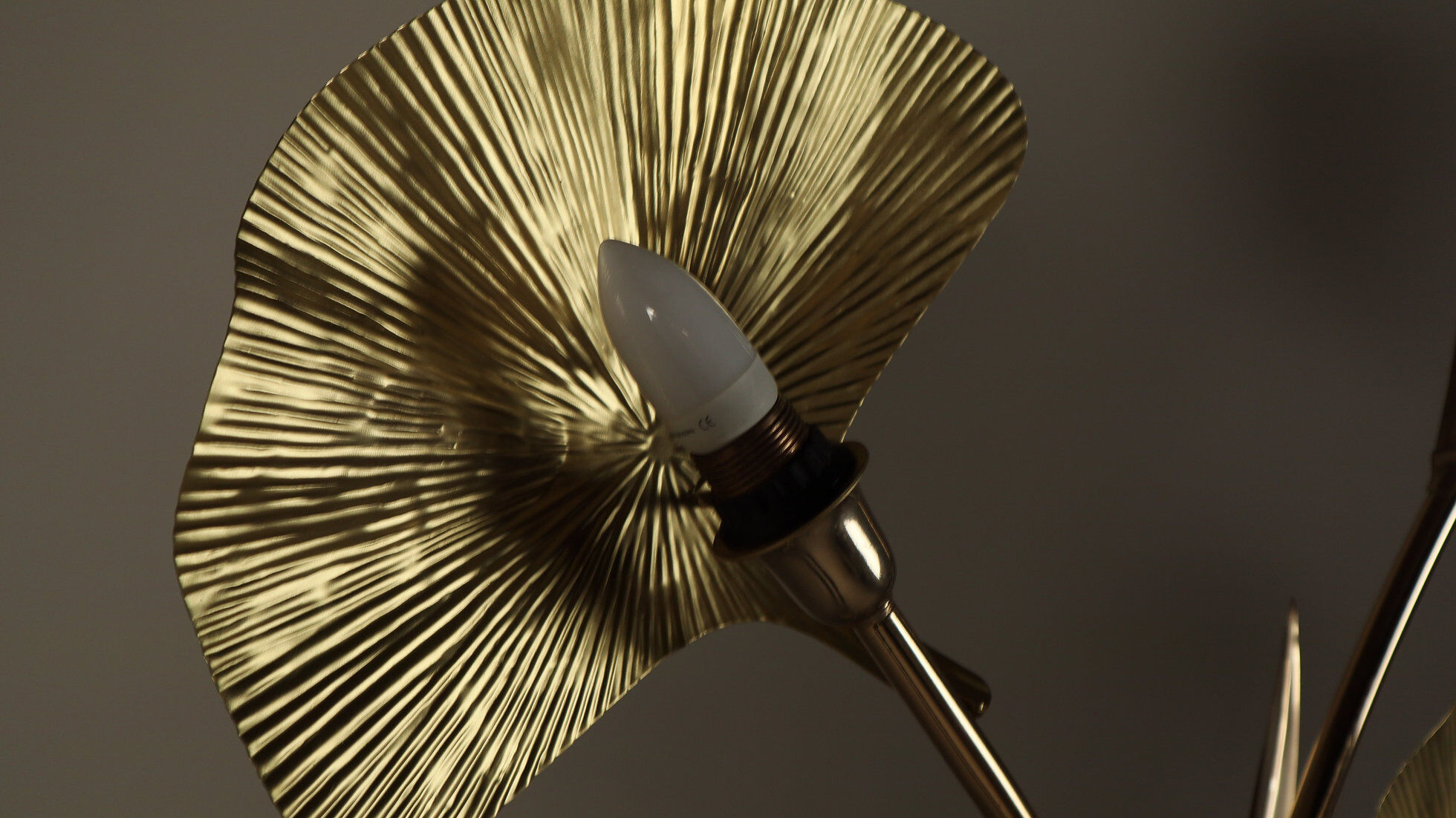 Grand lampadaire en laiton en forme de flamant rose, orné de feuilles de ginkgo sculptées, années 1970