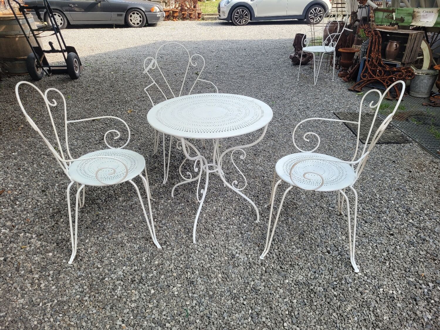 Ancien salon de jardin en fer forgé 3 fauteuils et table