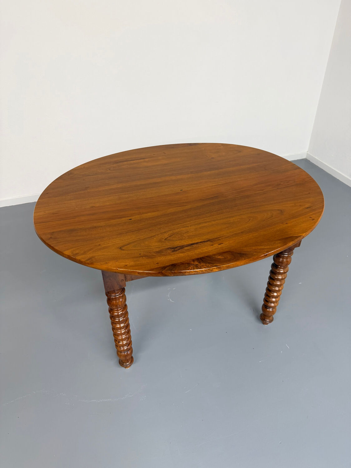 Oval dining table in solid wood with turned legs from the 1950s.