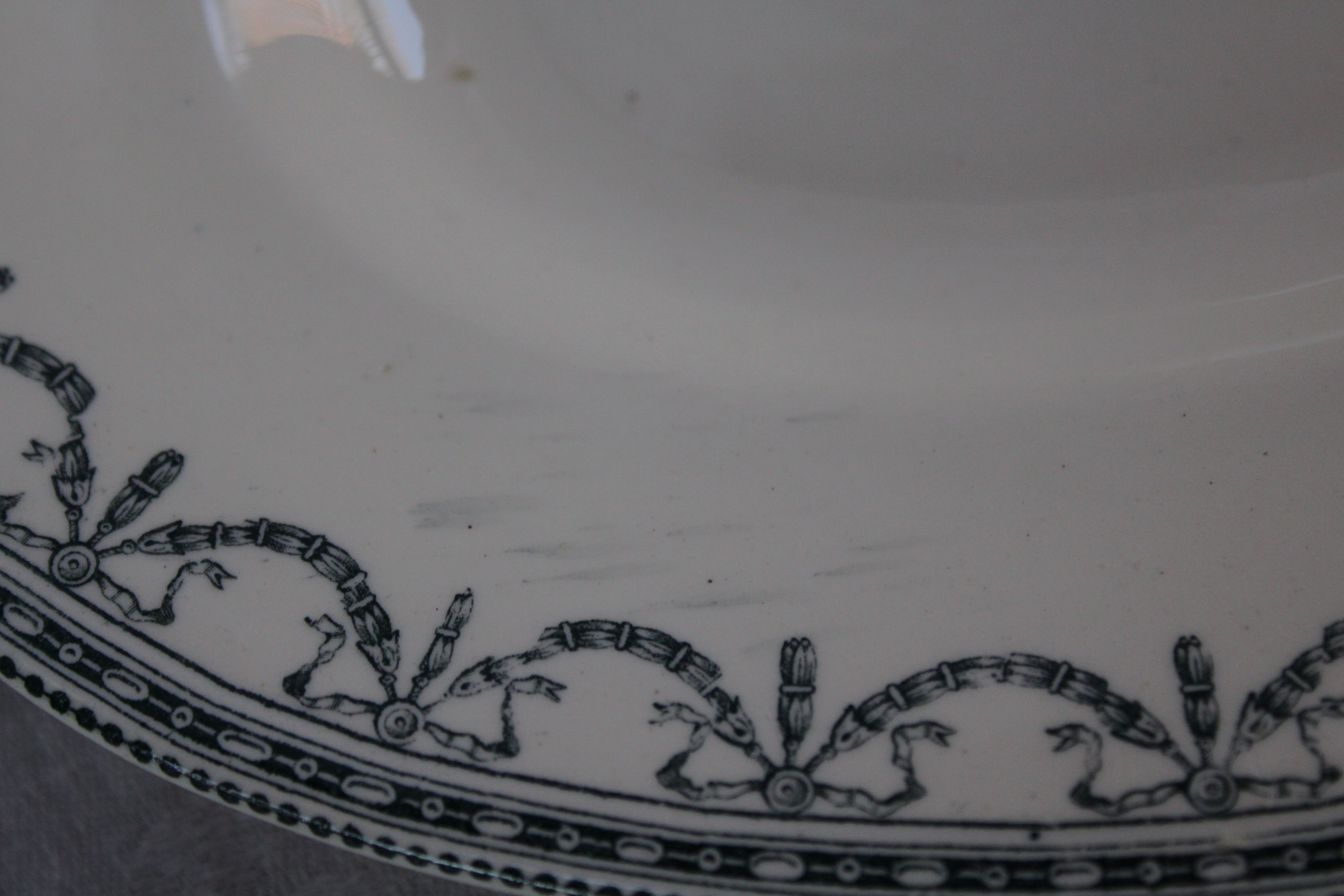 Oval plate in earthenware decoration garland Louis XVI green