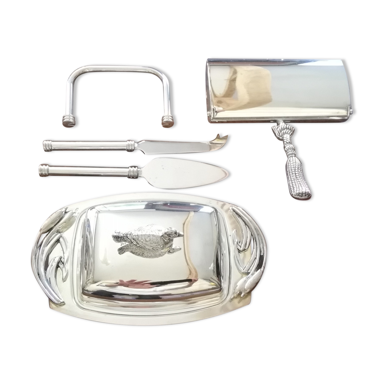 Butter maker together foie gras and cheese and picks up silea crumbs