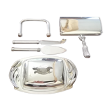 Butter maker together foie gras and cheese and picks up silea crumbs