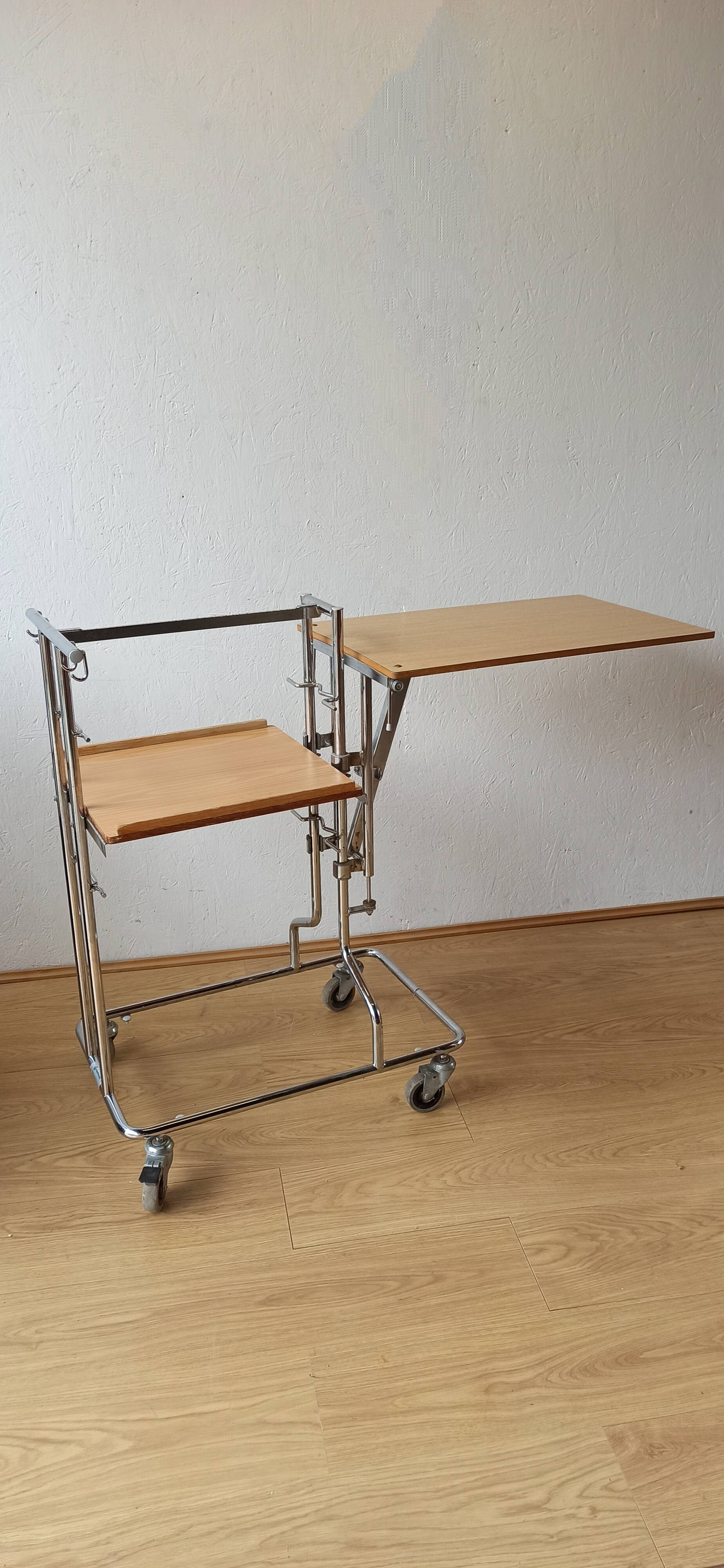 Chariot table pliante sur roulettes années 70.