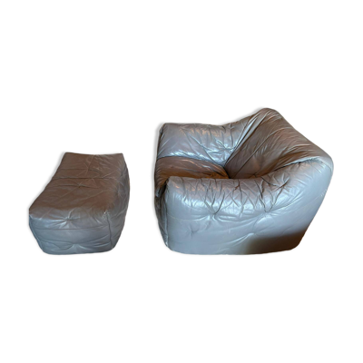 Fauteuil et pouf gamme sloop de ligne roset en cuir gris
