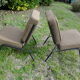 Paire de chauffeuses fauteuils en tissu marron