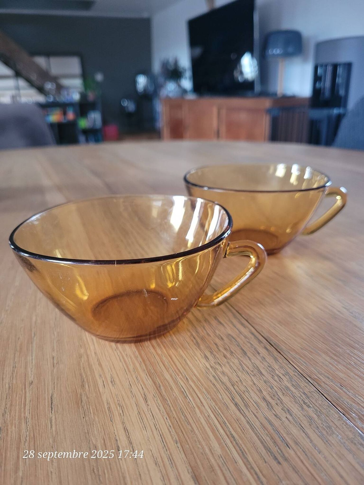 2 tasses à thé en verre ambré  Vereco