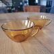 2 tasses à thé en verre ambré  Vereco