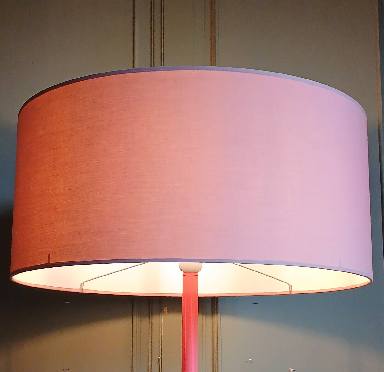 Tulip foot floor lamp in pink lacquered metal & cylindrical shade. 80's