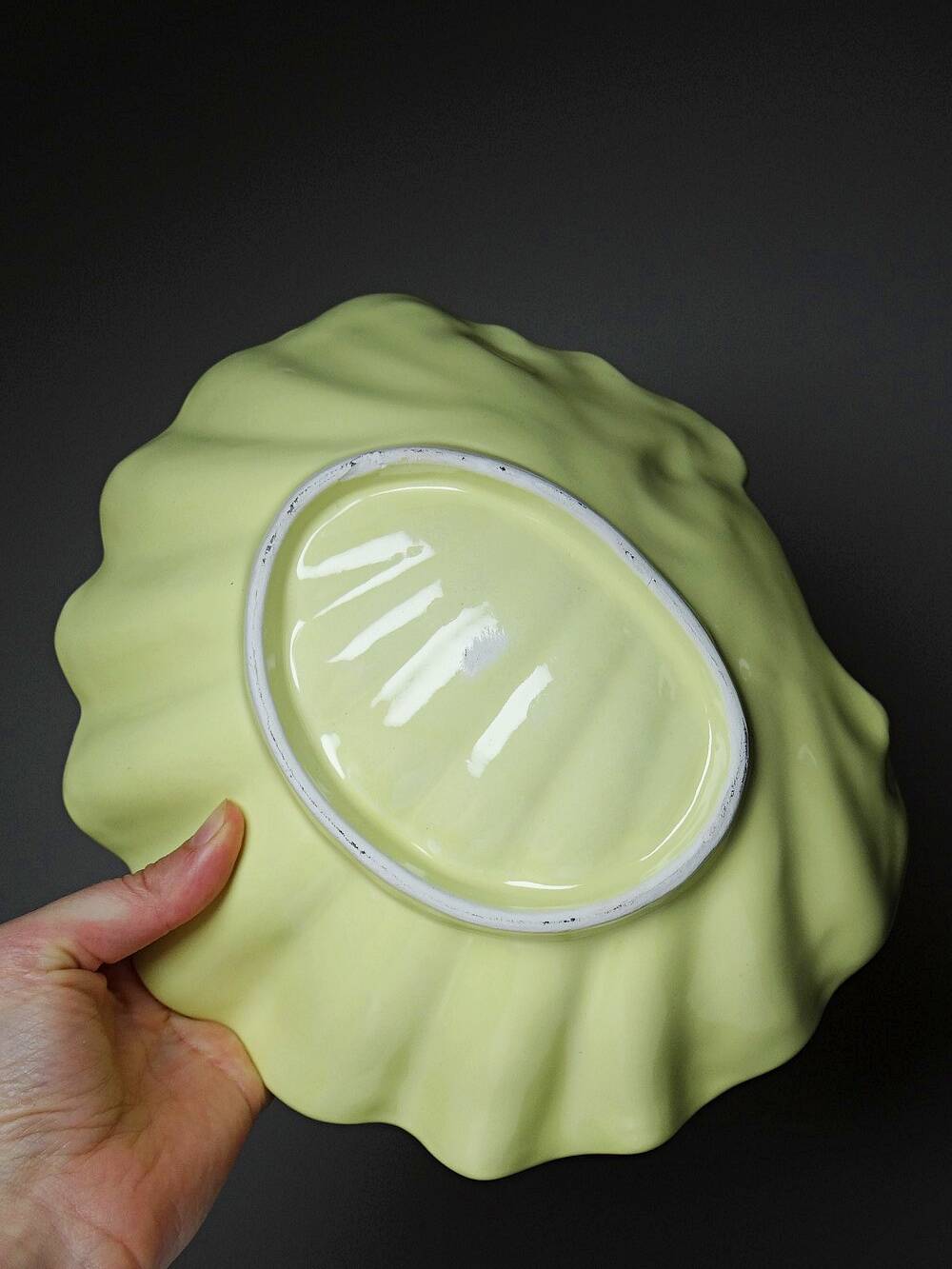 Small vintage rococo-style earthenware bowl or trinket dish with seashell motif, 1970s-80s