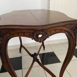 Table en noyer sculpté style Louis XV