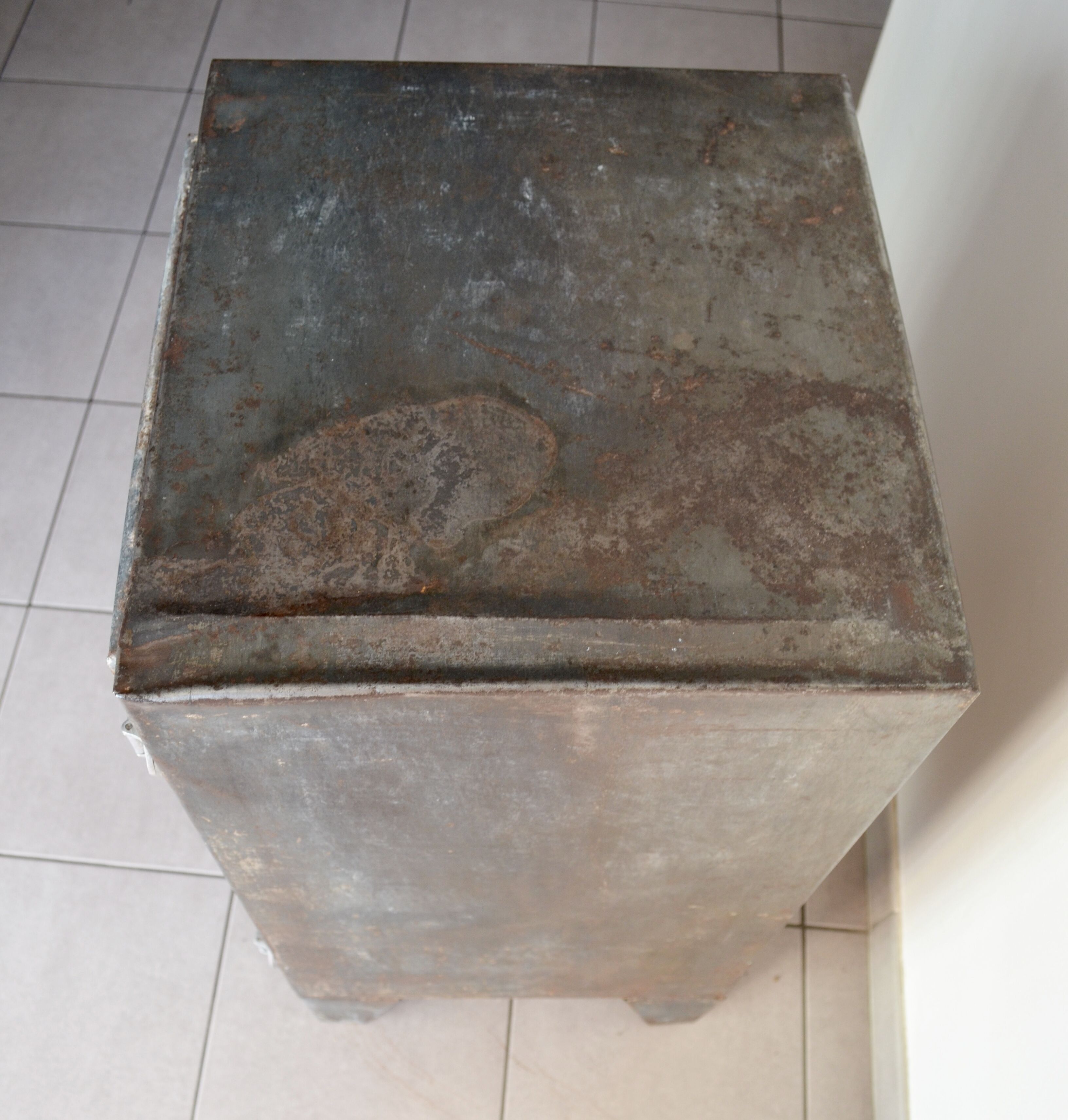 Ancien meuble glacière en zinc