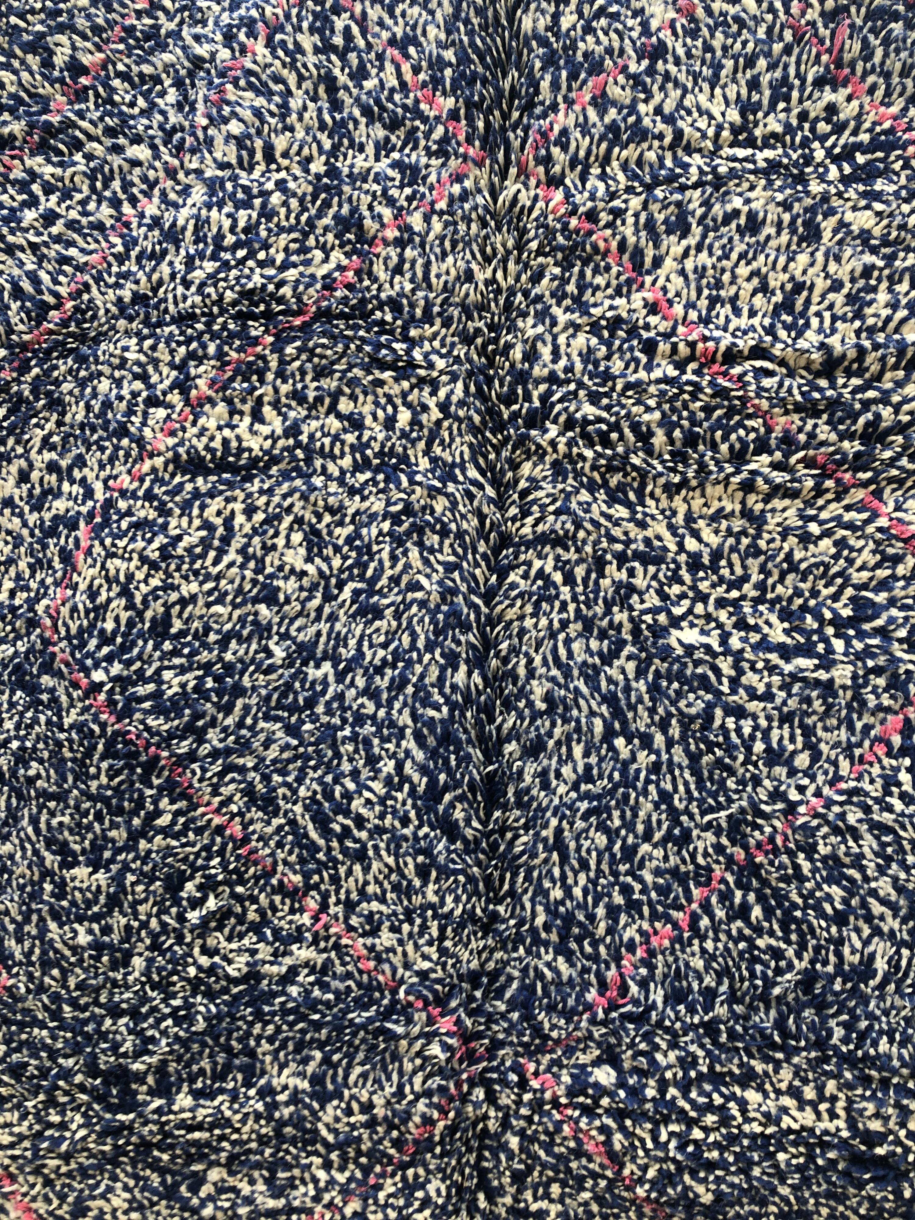Moroccan Berber carpet Beni Ouarain intense blue with pink diamonds 3.06x2,16m