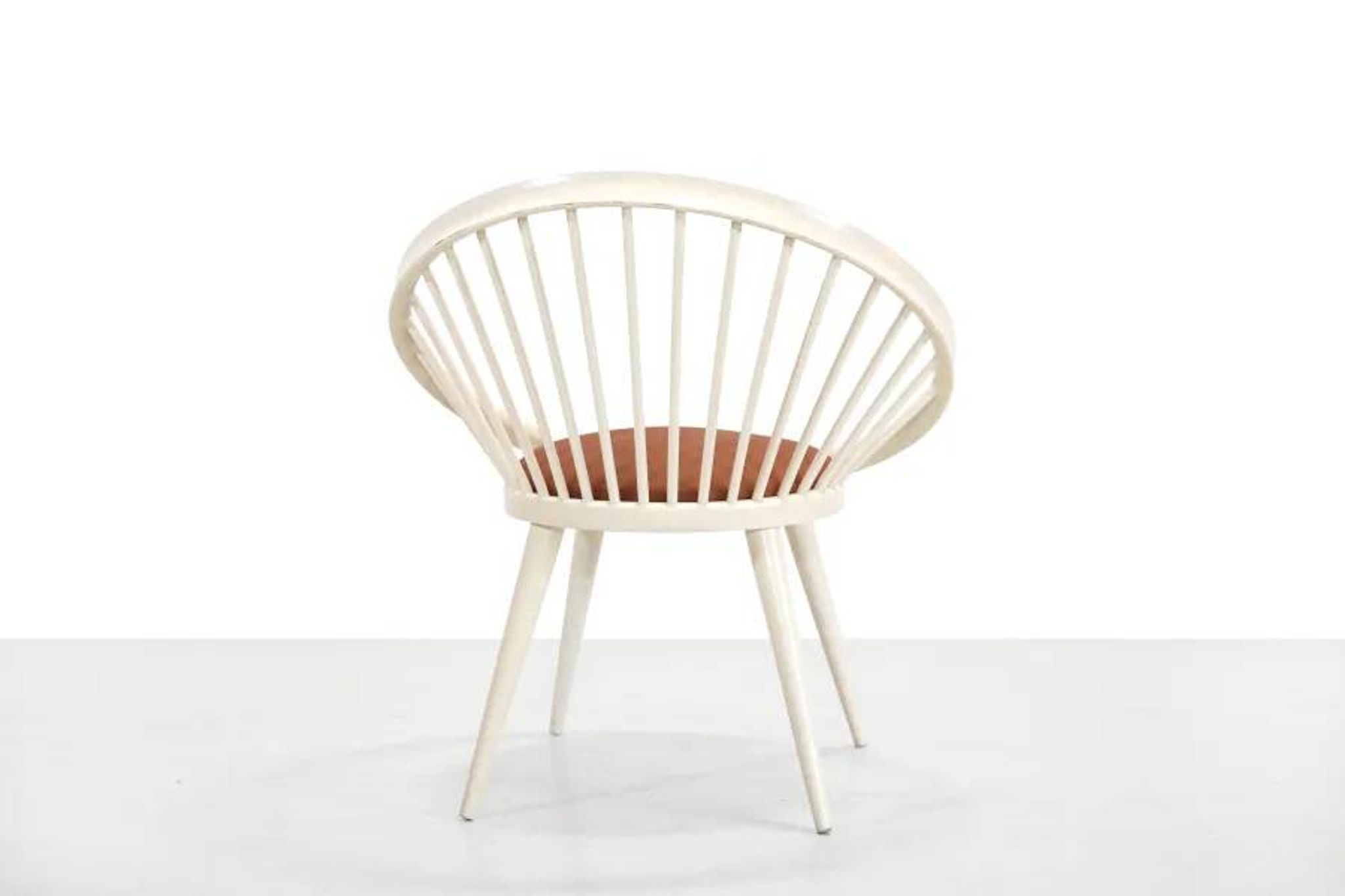 Chaise Cirkle blanche Yngve Ekström avec coussin en cuir