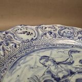 Plat creux rond en faïence bleue diamètre 48 cm signé