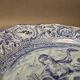 Plat creux rond en faïence bleue diamètre 48 cm signé