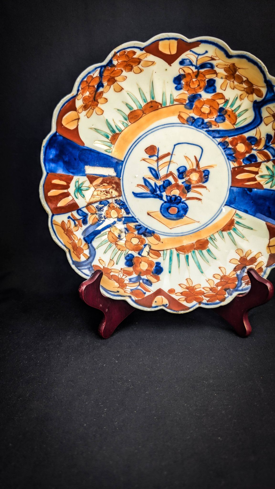 Imari porcelain plate with Japanese-style floral decoration, late 19th century