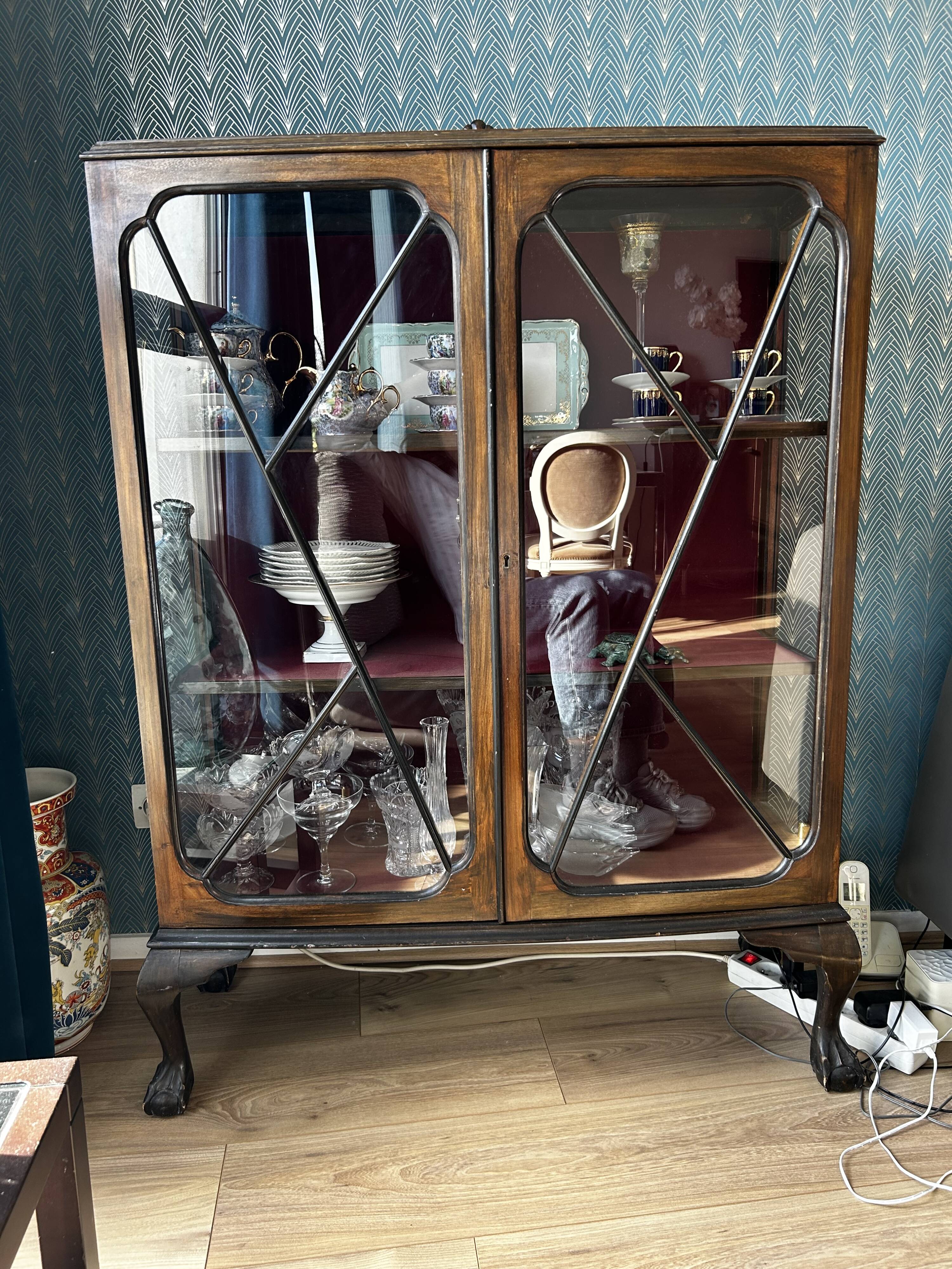 English style display case 1900
